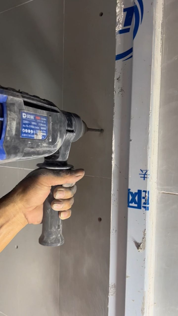 墙面瓷砖空鼓打钉补救方法瓷片开裂(墙砖大面积空鼓怎么修复用木钉子可以吗)